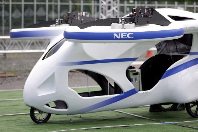 „Japonia jest gęsto zaludnionym krajem, co oznacza, że latające samochody mogą znacznie zmniejszyć obciążenie ruchu drogowego” - powiedział Kouji Okada, lider projektu w NEC. „Ustawiamy się pozycji promotora mobilności w powietrzu, zapewniając dane lokalizacyjne i infrastrukturę komunikacyjną dla latających samochodów”.
