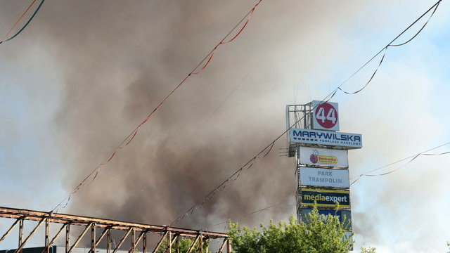 Pożar centrum handlowego w stolicy. Chemicy PSP analizują stan powietrza