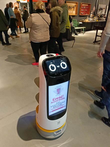 Robot Wenuś chętnie pomoże. Możecie zadać mu pytanie o jakieś miejsce w muzeum, do którego chętnie Was zaprowadzi 
