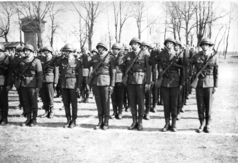 Przysięga wojskowa ok. 1978 r. Zbiory Elżbiety Kołtonowskiej.