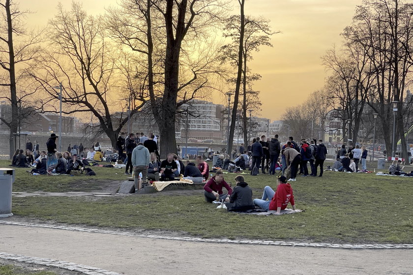 Wrocławianie korzystają z pogody... bez maseczek!