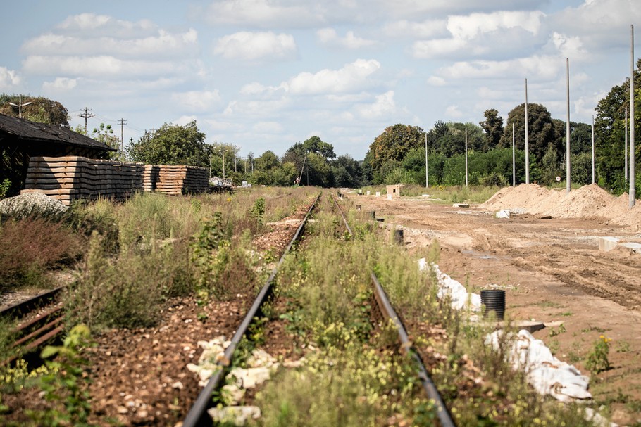 Małe postępy w pracach modernizacyjnych torów kolejowych na odcinku Lublin - Dęblin, wchodzącego w skład trasy Lublin - Warszawa. Przestój spowodowany jest brakiem płatności i dostarczania materiałów budowlanych podwykonawcom przez włoską firmę Astaldi .