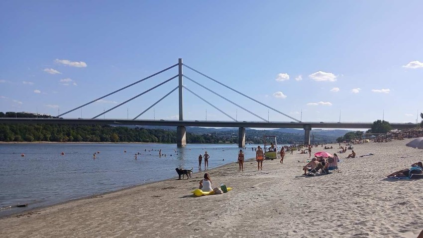 Novosadska plaža Štrand na Dunavu poslednjih dana jula 2026. | Foto: BBC/Milena Dragović