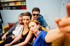 Sztuka 'Inteligenci' Marka Modzelewskiego na deskach Teatru Wybrzeże