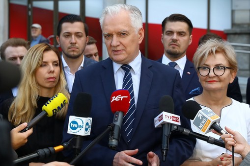 10 sierpnia 2021 r. Ówczesny lider Porozumienia Jarosław Gowin oraz politycy ugrupowania: Iwona Michałek, Anna Kornecka, Michał Wypij i Jan Strzeżek. Tego dnia premier zwrócił się do prezydenta o odwołanie Gowina z funkcji wicepremiera i ministra rozwoju