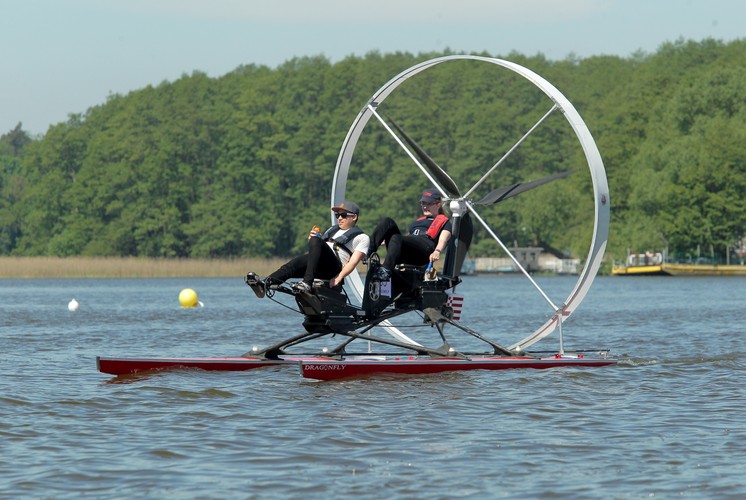 Regatach łodzi napędzanych siłą ludzkich mięśni International Waterbike Regatta 2017, na jeziorze Jeziorak,<br><br> fot. (sj) PAP/Tomasz Waszczuk
