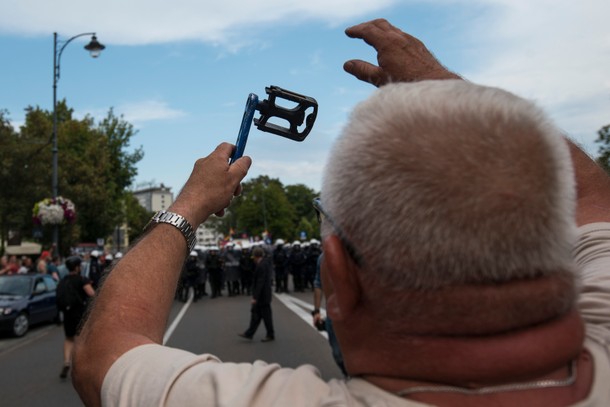 Pierwszy Marsz Równości w Białymstoku. Na zdjęciu kontrmanifestant i pedał od roweru symbolizujący zakaz pedałowania