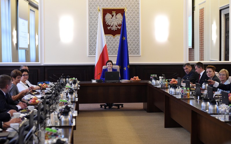 Z sondażu CBOS wynika, że w porównaniu z sierpniem zwolenników gabinetu było o 12 punktów procentowych więcej. We wrześniu rząd cieszył się poparciem 35 procent respondentów. Przeciwnych rządowi było 37 procent ankietowanych - o 5 punktów procentowych mniej niż w sierpniu.
Na koniec urzędowania notowania wzrosły też samemu Donaldowi Tuskowi. Zadowolenie z tego, że kieruje rządem wyrażało we wrześniu 40 procent badanych (wzrost o 14 punktów procentowych w porównaniu z sierpniem). 49 procent było niezadowolonych (spadek o 11 punktów procentowych).
Badanie CBOS przeprowadzono między 11. a 17. września metodą wywiadów bezpośrednich wspomaganych komputerowo, na reprezentatywnej próbie losowej 946 dorosłych Polaków.