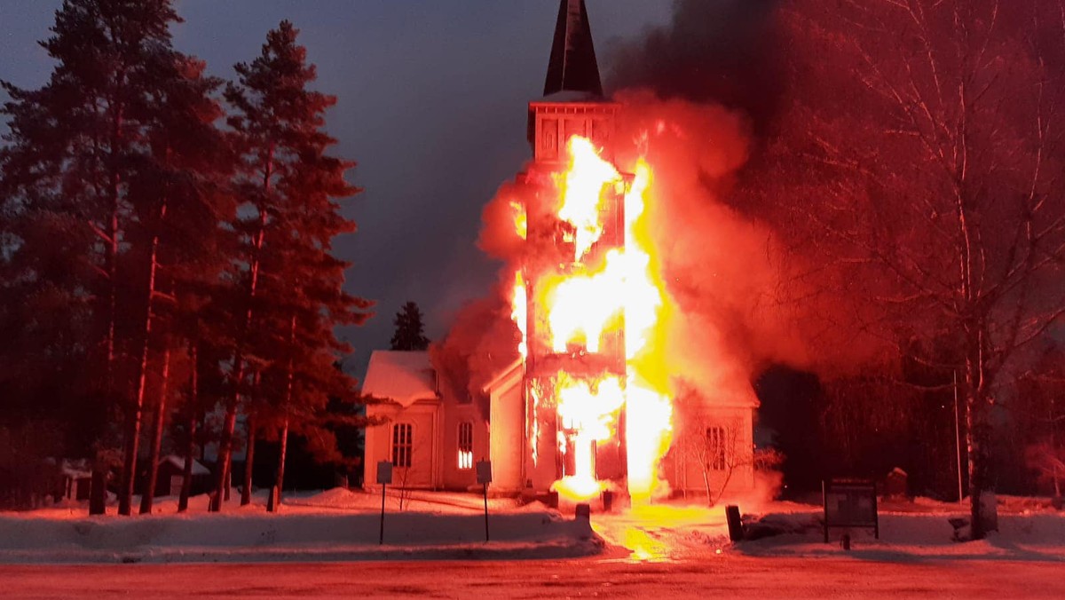 Tajemniczy pożar kościoła w Finlandii. Uwagę księdza przykuły drzwi świątyni