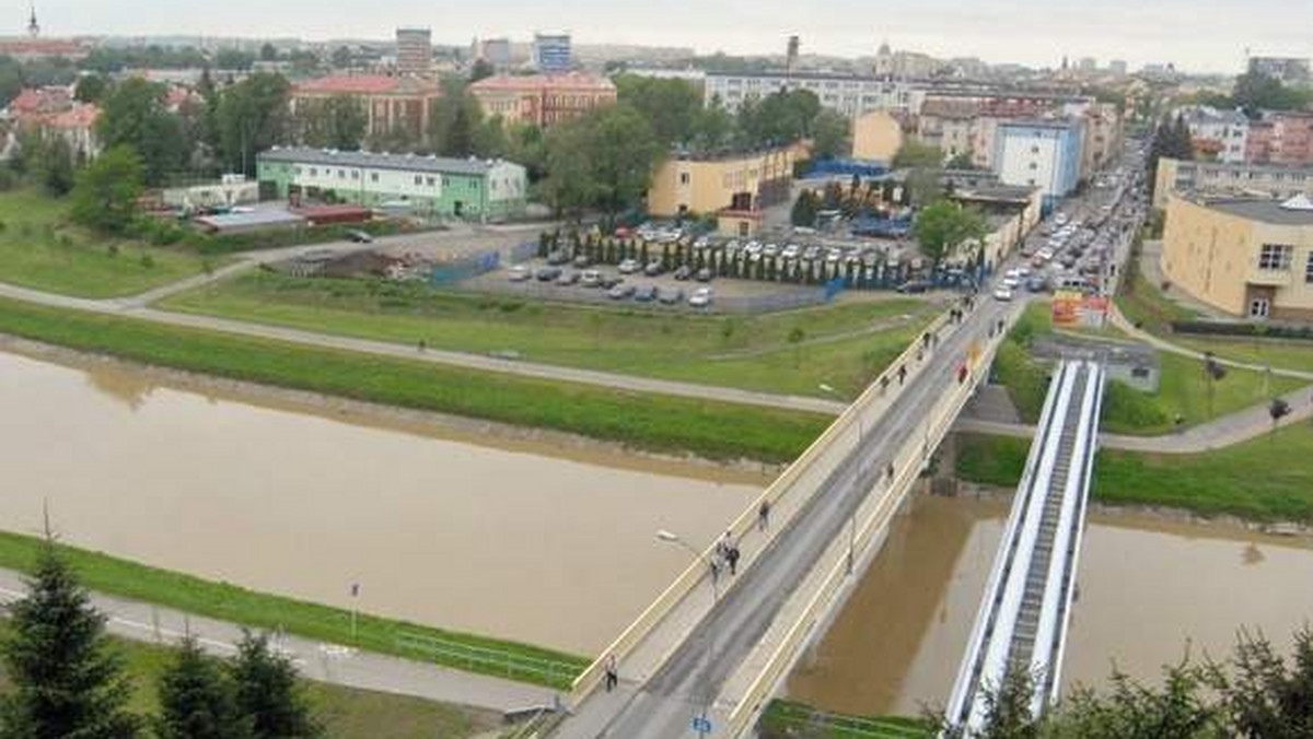 W przyszłym roku rozpocznie się modernizacja układu drogowego w rejonie ul. Wierzbowej w Rzeszowie. Kładkę zastąpi dwukierunkowy most - informuje portal nowiny24.