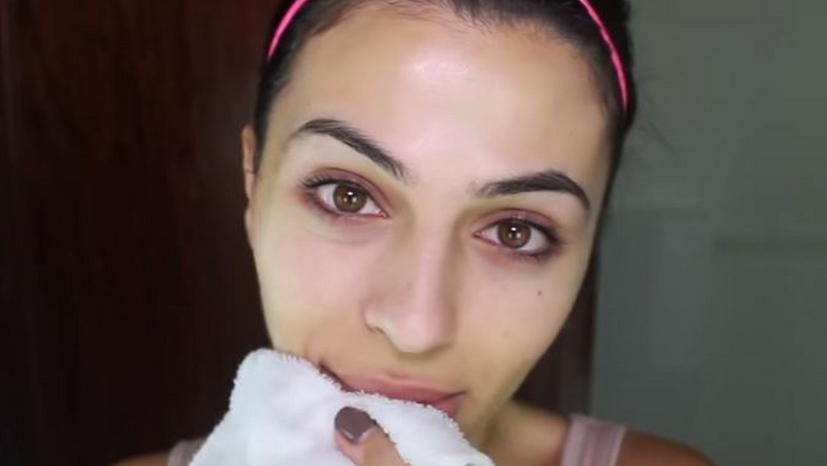 Nakładanie makijażu bywa czasem niemniej skomplikowane niż jego usuwanie. Okazuje się, że istnieje wiele technik pozbywania się warstwy kosmetyków koloryzujących z twarzy. Poniżej proponujemy wam jedną z tych, która wydała nam się najbardziej korzystna i nieinwazyjna dla skóry.