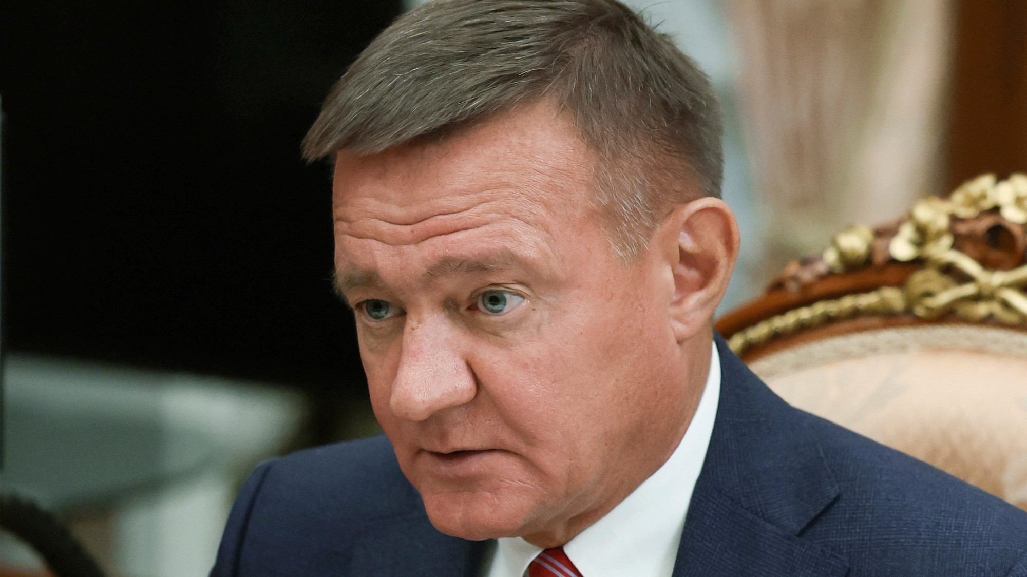 Na archívnej snímke z 30. januára 2025 vtedajší ruský minister dopravy Roman Starovojt počas stretnutia s Vladimirom Putinom v Moskve