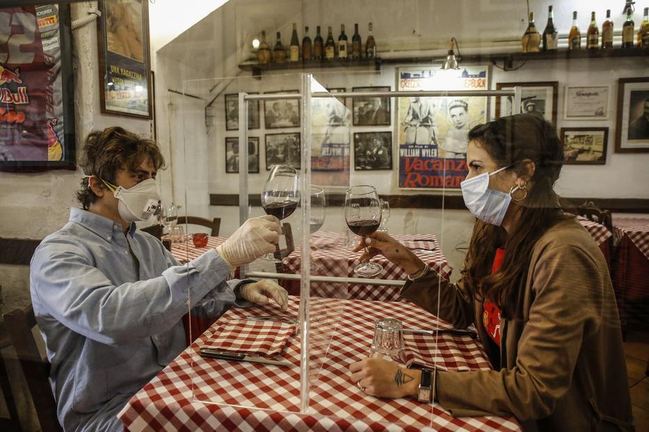 Lehetnek olyan éttermek, ahol egy szinte láthatatlan üvegfal választja ketté az asztalnál ülő vendégeket / Fotó: MTI EPA ANSA, Fabio Frustac