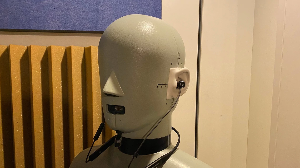 Komputer Świat sprawdza zniekształcenia dźwięku słuchawek w laboratorium testowym za pomocą sztucznej głowy Bruel & Kjaer