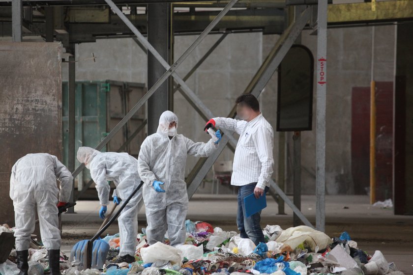 Policjanci szukają śladów na wysypisku