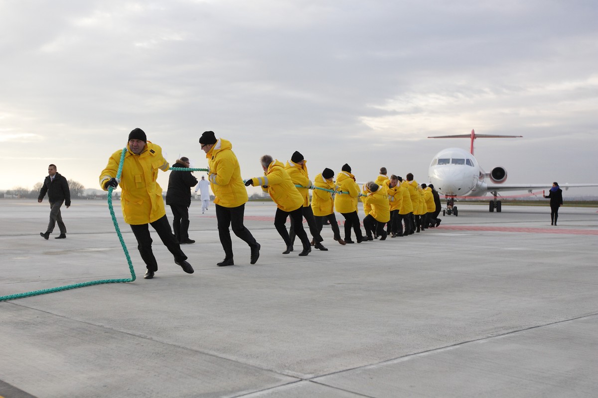 Politycy i samorządowcy ciągną samolot OLT Express