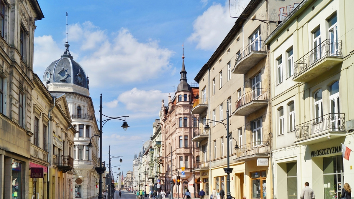 Kilkaset osób wzięło udział w Łodzi, w zorganizowanym przez lewicę, pochodzie pierwszomajowym, który przeszedł tradycyjnie główną ulicą miasta, Piotrkowską. Jego uczestnicy doszli na Rynek Starego Miasta, gdzie zorganizowano rodzinny piknik europejski.