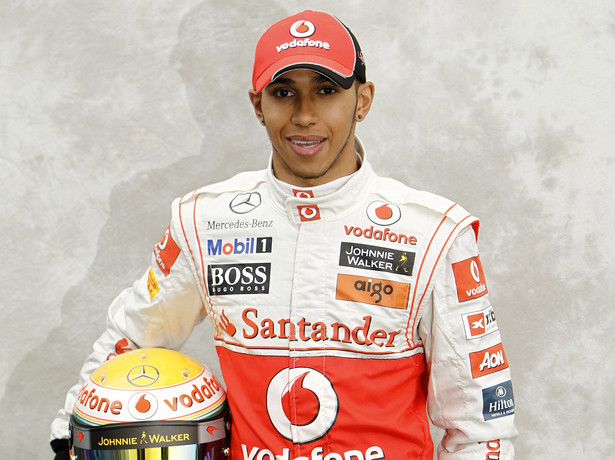 Lewis Hamilton gadającym samochodem