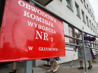 Wyborcy idą na gosowanie w wyborach do Parlamentu Europejskiego w Obwodowej Komisji Wyborczej nr 2 w Głuchowie koło Rawy Mazowieckiej 