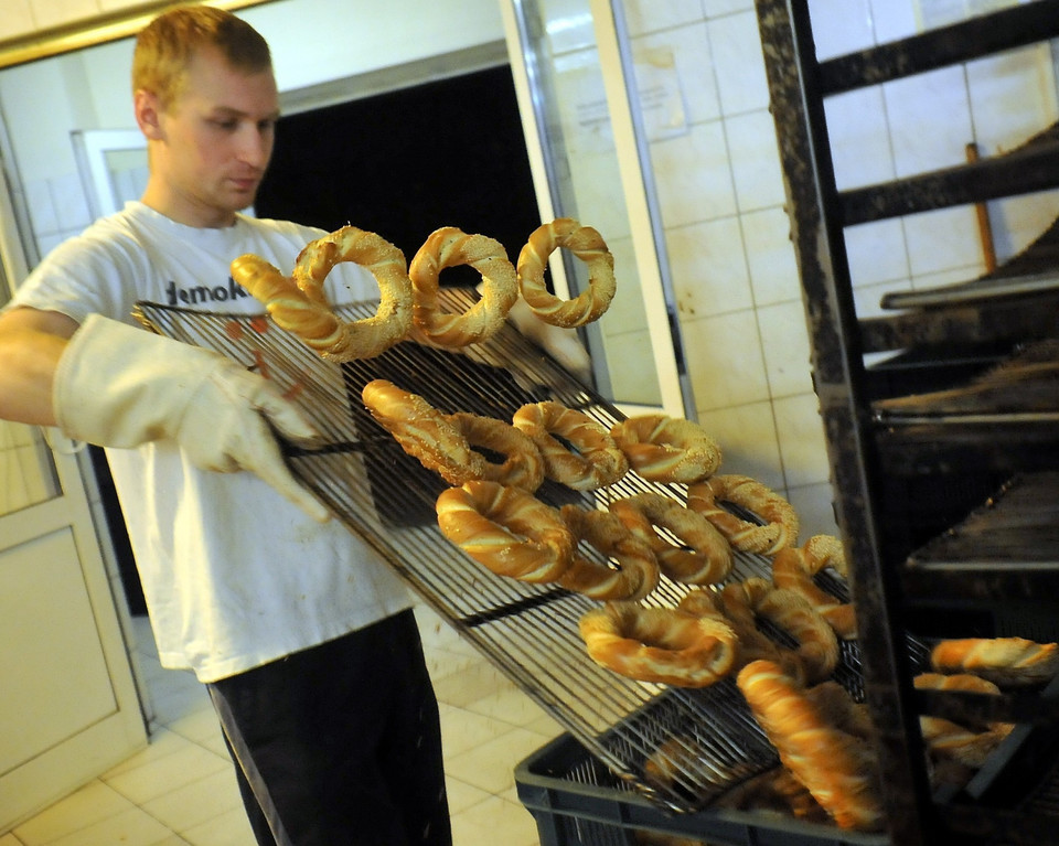 Ręczna produkcja Krakowskich obwarzanków w Wytwórni " Lewandowski i ska." 