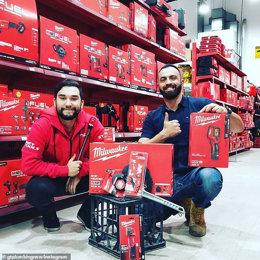 Aleks Tasken s jednim od radnika