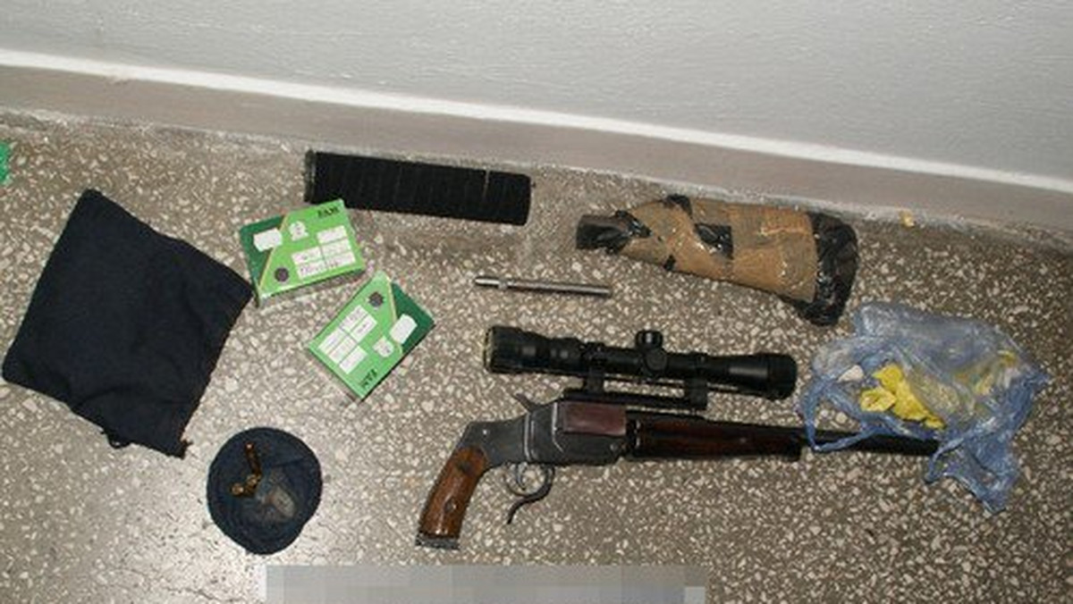 Strzelające długopisy, pistolet metalowy z tłumikiem, rewolwer i ponad 60 sztuk amunicji znaleźli kryminalni z Bielan.