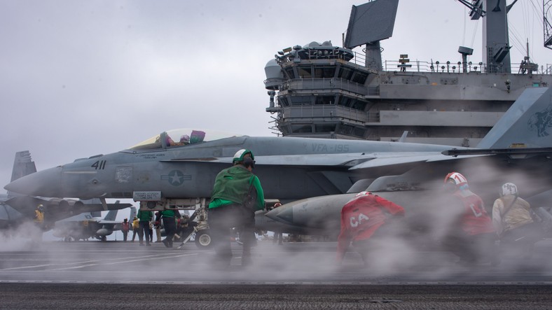 Samolot F/A-18F Super Hornet podczas startu z pokładu USS Ronald Reagan (CVN-76).