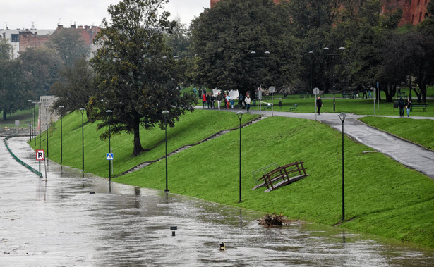 Stany alarmowe na rzekach. W Krakowie Wisła zalała bulwary