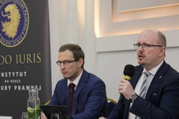 Mecenasi Rafał Dorosiński (L) i Jerzy Kwaśniewski (P) podczas briefingu prasowego Instytutu Ordo Iuris