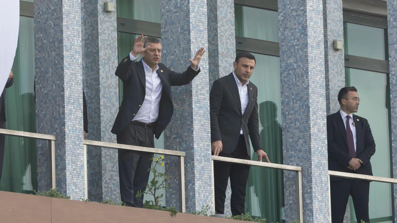 Predsednik CHP-a Ozgur Ozel (levo) obraća se pristalicama Imamoglua koji su se okupili ispred sedišta Gradske uprave Istanbula nakon hapšenja gradonačelnika | Foto: EPA