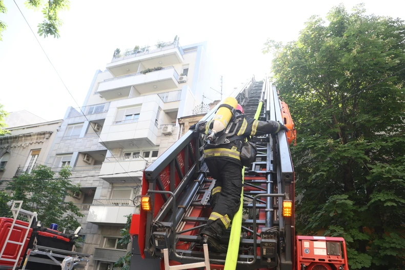 Gašenje požara trajalo je više od sat i po vreman