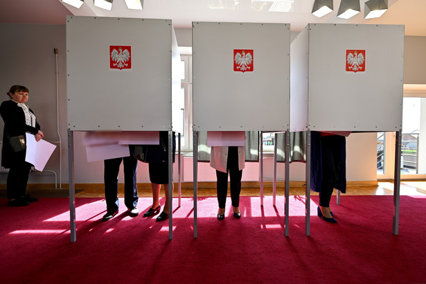 PKW: Frekwencja w wyborach samorządowych do godz. 12. wyniosła 16,52 proc.