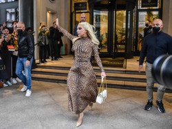 Z przeciętnością jej nie po drodze. Lady Gaga w wystrzałowym stylu promuje nowy film ze swoim udziałem. FOTO