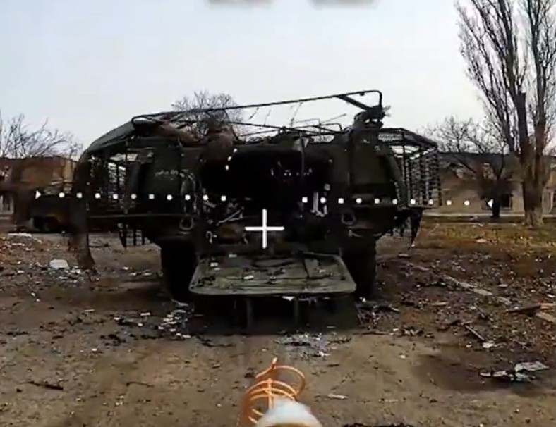 Rosyjski dron wlatuje do amerykańskiego Strykera na Ukrainie