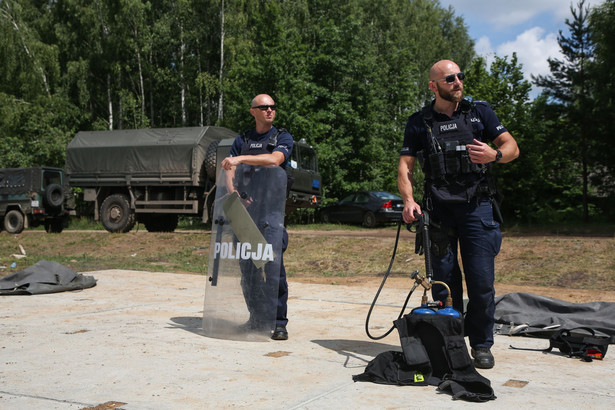 Policjanci szkolą żołnierzy do służby przy granicy z Białorusią