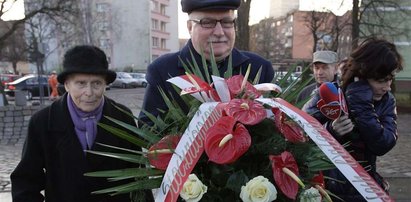 Wałęsa przed pomnikiem ofiar grudnia 70