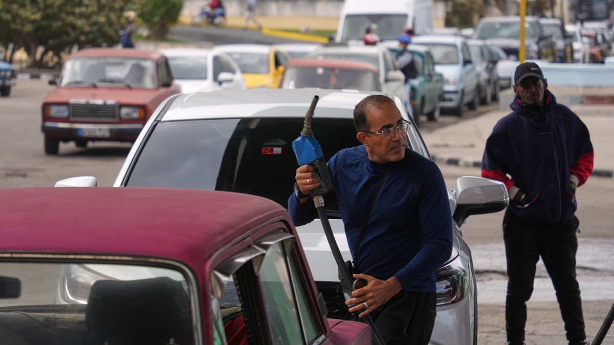 Dugi redovi na benzinskoj stanici u Havani, Kuba, 27. januara