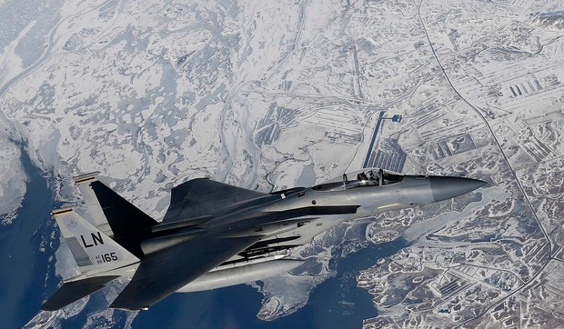Američki lovac F-15C iznad baze Keflavik na Islandu
