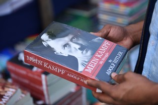 Afera w Kauflandzie. W sklepie internetowym sieci oferowano "Mein Kampf" i pisma prawicowych ekstremistów