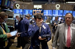 Syria i wydatki konsumentów ciągną Wall Street w dół