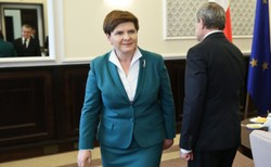 Beata Szydło: Stara Unia zadufana w sobie. Dlaczego zajmuje się Polską? Bo chodzi o pieniądze...