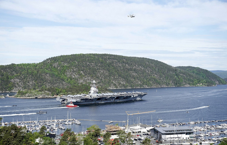 Lotniskowiec USS Gerald R. Ford podczas wizyty w Norwegii