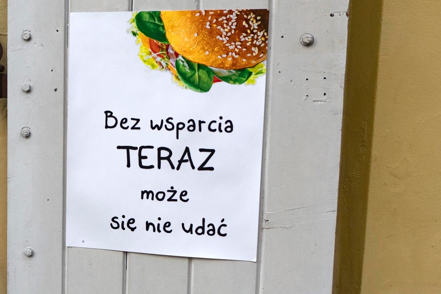 Przedsiębiorcy, którzy skorzystali z pomocy publicznej w czasie epidemii, muszą liczyć się z kontrolą po otrzymaniu środków. Na zdjęciu: pozamykane w związku z pandemią obiekty gastronomiczne oferują jedynie dania na wynos, Kraków, 07.11.2020