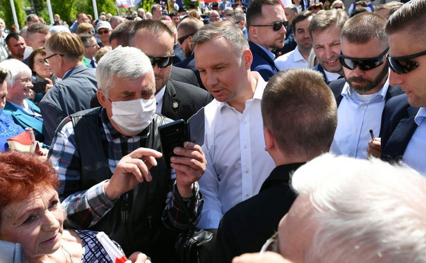 Kościerzyna, 09.06.2020. Prezydent RP Andrzej Duda (C) podczas spotkania z mieszkańcami w Kościerzynie, 9 bm. Prezydent Duda jest z wizytą w woj. pomorskim. (mr) PAP/Adam Warżawa