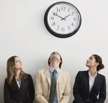 <b>Elastyczny czas pracy</b>
<br>
<br>
Ponadto niektóre przepisy Kodeksu pracy pozwalają młodym rodzicom tak ustalić swój grafik pracy, aby skoordynować go z potrzebami dziecka. Możliwe jest bowiem stosowanie ruchomego czasu pracy, czyli ustalenie rozkładów przewidujących różne godziny rozpoczynania pracy w różnych dniach albo wskazywanie przedziału czasu, w którym zatrudniony powinien podjąć obowiązki. W ten sposób pracownik może zadecydować, o której godzinie stawi się w firmie - ważne jest, aby zmieścił się w wyznaczonym przedziale czasowym ustalonym przez pracodawcę, na przykład pomiędzy godziną 6.00 a 9.00. Dwukrotne rozpoczynanie pracy w tej samej dobie nie stanowi przy tym pracy w nadgodzinach.
<br>
<br>
Pracą w nadgodzinach nadliczbowych nie jest także - zgodnie ze znowelizowanymi przepisami - czas odpracowania zwolnienia od pracy, udzielonego pracownikowi na jego pisemny wniosek, w celu załatwienia spraw osobistych.
<br>
<br>
<a  href=