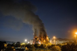 tragiczny pożar w hongkongu. co najmniej 13 ofiar, ludzie uwięzieni w płonących wieżowcach