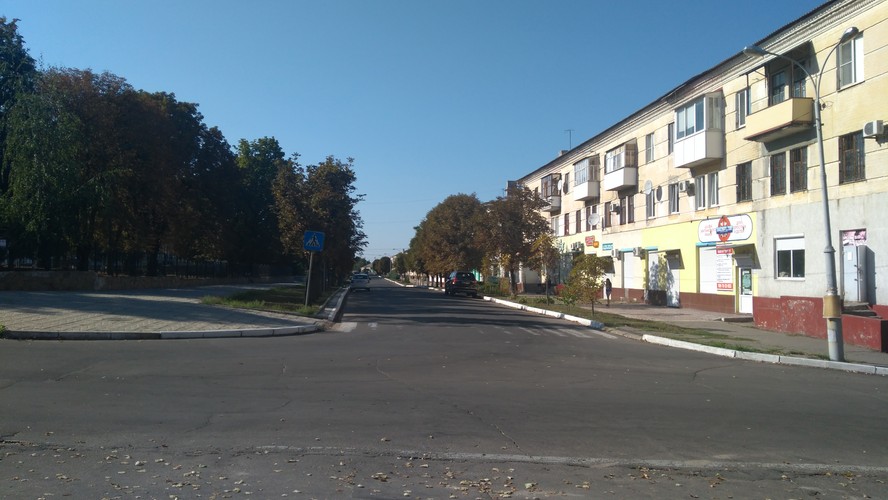 <br></br>
Dziś w tym mieście jest tyle symboli, pokazujących jego niewesołą – delikatnie rzecz ujmując – historię i położenie, że nie sposób nie zwrócić na nie uwagi. Choćby jadąc samochodem po drogach, które mają więcej dziur niż szwajcarski ser, a niektóre z dziur samodzielnie łatają taksówkarze. Albo zwalniając na widok psów (nie lisów będących w nazwie miasta), które w tym dużym, acz wyglądającym na niemal puste mieście opanowały lokalne drogi, zupełnie nie przejmując się zasadami ruchu drogowego.
<br></br>
Pod koniec lat 80. miasto zamieszkiwało nawet 125 tys. mieszkańców. Dzisiaj według oficjalnych danych mieszka tam 90 tys. ludzi, ale lokalni aktywiści oceniają, że pozostało ich najwyżej 60 tys. Przyczyn katastrofy demograficznej jest wiele: młodzi wyjeżdżają do bogatszych regionów Ukrainy i za granicę, do tego dochodzi niski przyrost demograficzny i rekordowy na skalę Europy odsetek ciąż kończących się aborcją. Wrażenia wszechobecnej pustki dopełnia socrealistyczna architektura: szerokie prospekty i betonowe place, którymi przechadzają się pojedynczy mieszkańcy. Ale za to w parku w pobliżu ratusza działa bezpłatne wi-fi, a na drugą stronę ulicy można przejść po pasach namalowanych na ulicy nie równolegle, a skośnie.