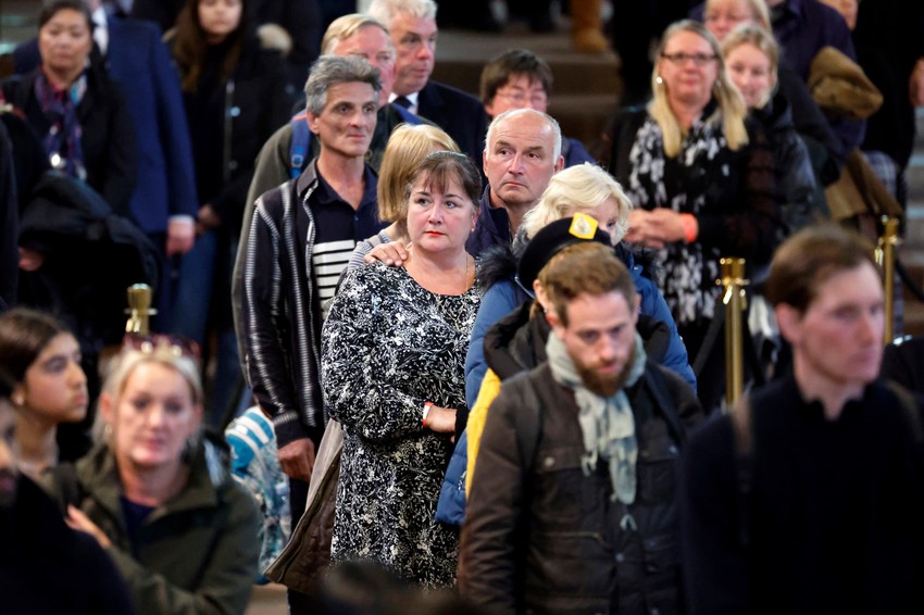 Ljudi obilaze kraljičin kovčeg u Vestminster holu u Londonu