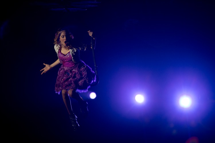 Żywiołowa Martina Stoessel na scenie