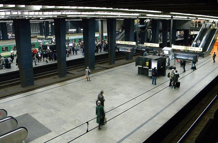 Perony na stacji Warszawa Centralna